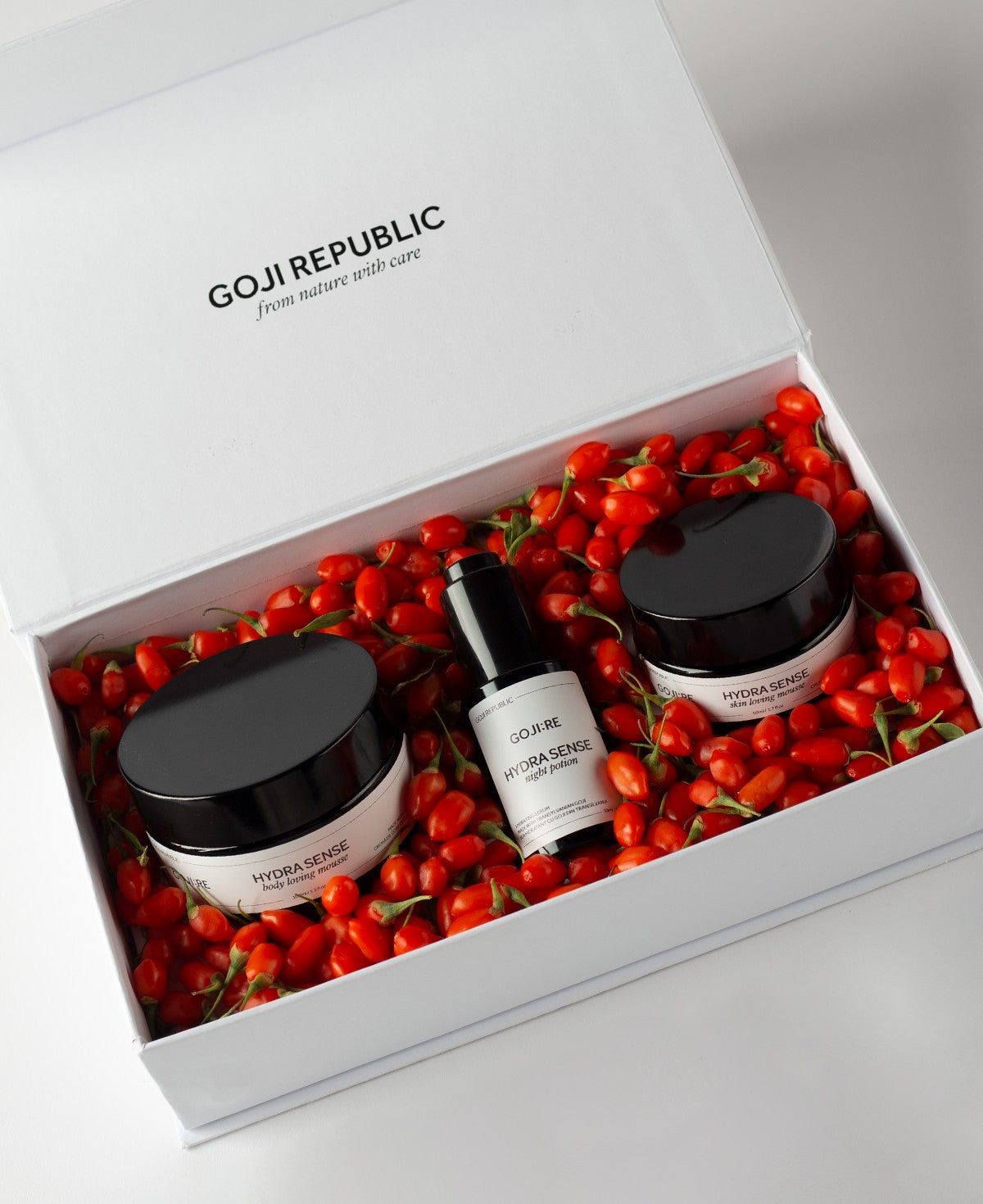 GOJI REPUBLIC UK GOJIRE UK GOJI:RE UK Hydrating cosmetic set with goji berries HYDRA SENSE Cosmetic set. 100% natural, handmade products. Includes face serum with goji berries, hand cream with goji berries and body cream with goji berries. The goji berries extract, with Vit C, Omega-9 fatty acids, linoleic acid, lavender, and jasmine and deliver intense hydrating properties and help to maintain a healthy and a radiant skin. Suitable for dry skin and with anti-ageing properties. Improves hyperpigmentation.